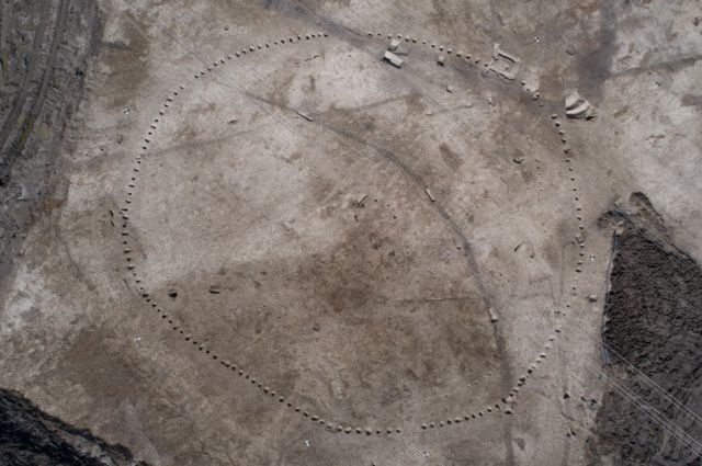 काठका थामहरूको घेरा ४००० देखि ५००० वर्ष पुरानो भएको विश्वास छ। त्यसले उक्त स्थलको कर्मकाण्डीय महत्त्व देखाउँछ