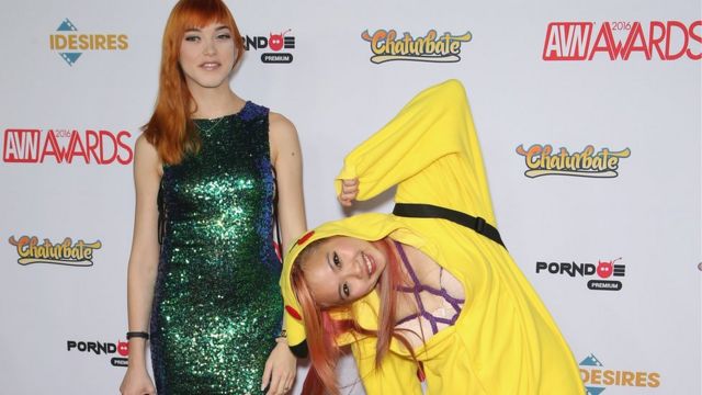 Actriz porno lleva traje de Pikachu