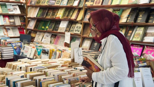 امرأة في معرض للكتب