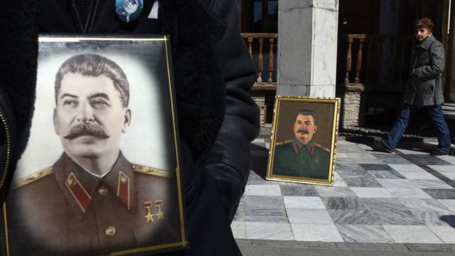 портреты сталина и люди