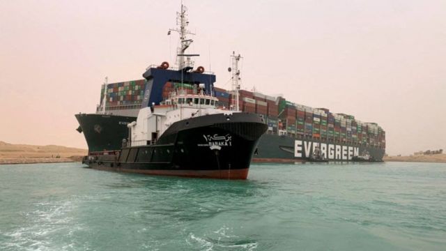 سفينة نقل الحاويات الضخمة العالقة في قناة السويس.