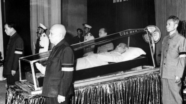Các ông Lê Duẩn, Tôn Đức Thắng, Phạm Văn Đồng và Trường Chinh bên linh cữu Chủ tịch Hồ Chí Minh năm 1969 ở Hà Nội
