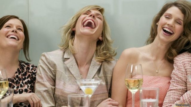 Tres mujeres riendo