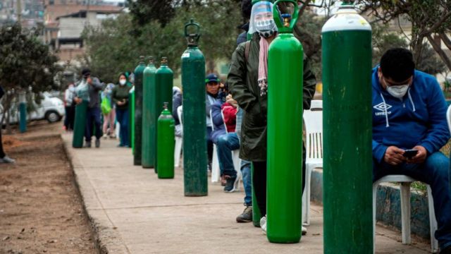 Gente haciendo cola en Lima para llenar sus tanques de oxígeno.