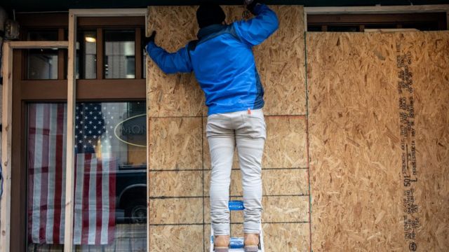 Prédios se cercam com tapumes em Washington com medo de violência na eleição americana