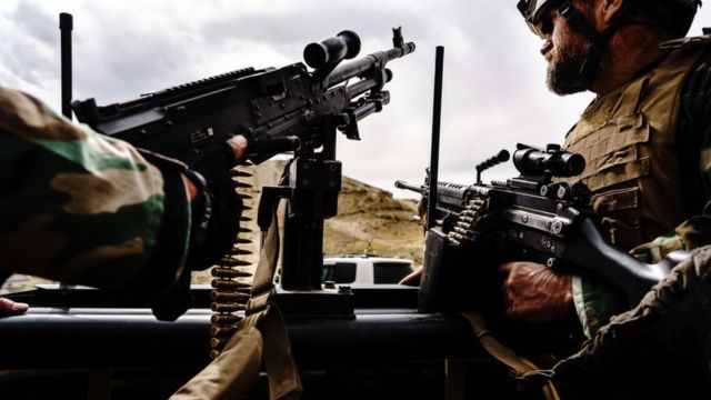 جنود يقفون في مهمة حراسة أثناء زيارة هيئة الأركان العامة للقوات المسلحة لمعسكر كوماندوز بأفغانستان