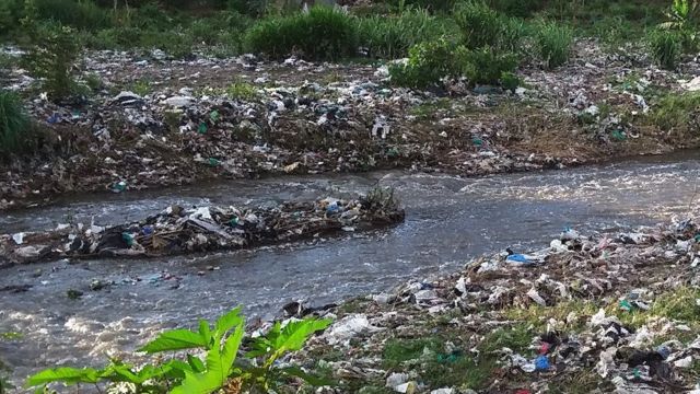 Une rivière polluée par des déchets
