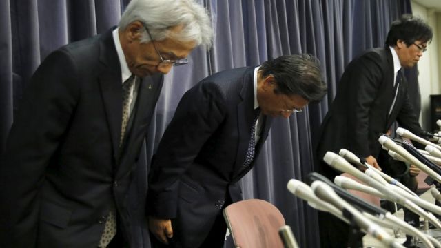燃費データについて記者会見し謝罪する三菱自動車の幹部ら(20日)