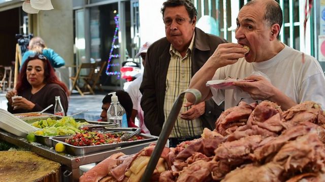 Hombre comiéndose un taco en México