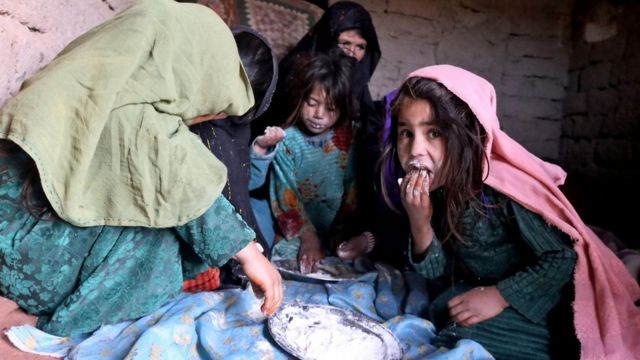 أسرة أفغانية فقيرة