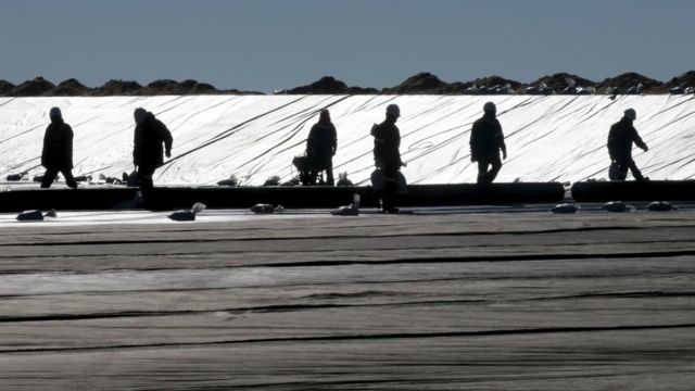 Trabajadores en el Salar de Uyuni