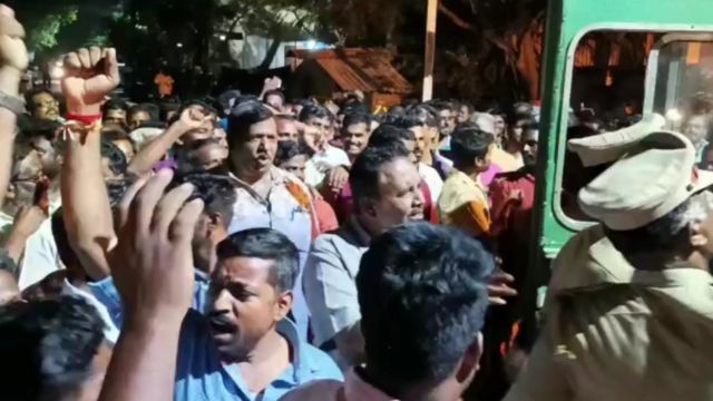 மின்துறை தனியார்மய முடிவால் புதுச்சேரியில் அசாதாரண சூழ்நிலை ஏற்பட்டுள்ளது.