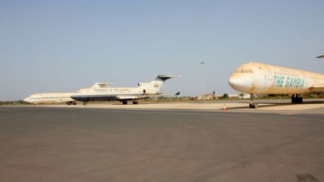 Des avions sur le tarmac de l'aéroport de Banjul