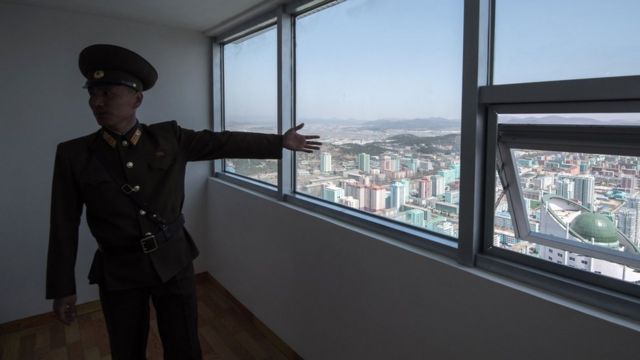 북한 평양의 여명거리를 소개하고 있는 인민군 요원
