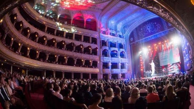 На церемонии награждения в Одесском оперном театре вручили призы лучшим фильмам в конкурсных программах