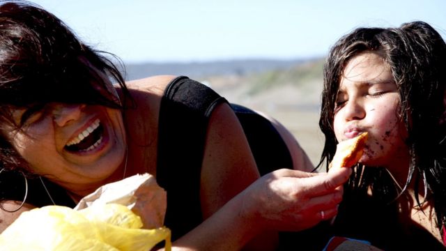 Madre e hija disfrutan de una tarde de pícnic en Valdivia, Chile.