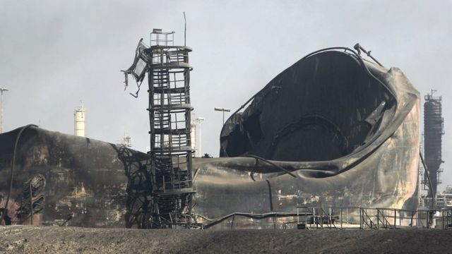空爆で破壊されたイラク北部の石油精製施設(昨年10月)