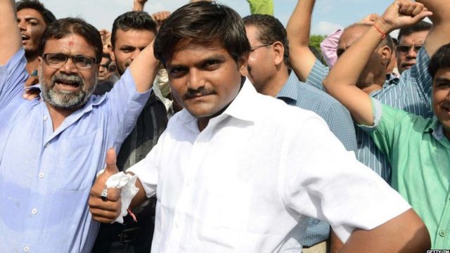 હાર્દિક પટેલ અન્ય નેતાઓ સાથે