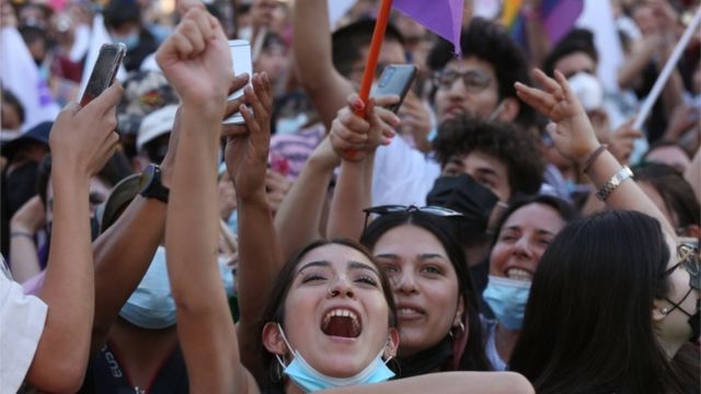 Seguidores de Boric celebran su victoria.