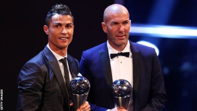 Weerraryahanka kooxda Real Madrid, Cristiano Ronaldo iyo tababarihiisa Zinedine Zidane oo kor u haya billadaha ay ku guulaysteen.