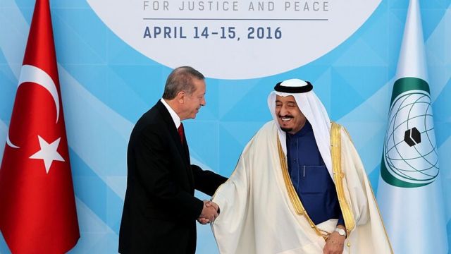 أردوغان مرحبا بالملك سلمان لدى زيارته إلى إسطنبول عام 2016 لحضور فعاليات مؤتمر منظمة التعاون الإسلامي