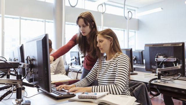 Jóvenes frente a una computadora
