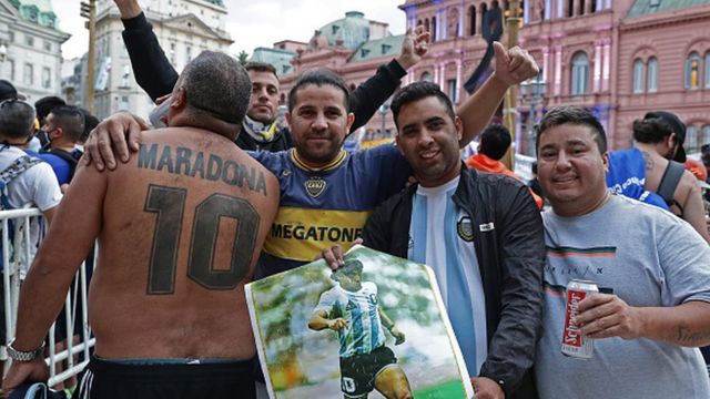 Maradona fans outside the presidential palace
