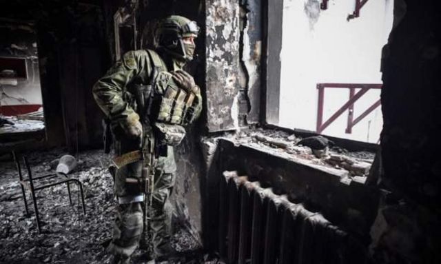 Mariupol'deki bir Rus askeri