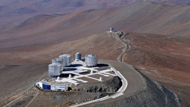 Ilustración del Telescopio Muy Grande o Very Large Telescope, VLT, en el desierto de Atacama en Chile