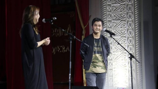 "FuckUp Night" же көп ирээт жолу болбой, бирок акыры ийгиликке жеткендер кечеси Бишкектеги "Тунгуч" театрынын концерттик холунда өтүп, ага 400гө чукул көрүүчү чогулду.