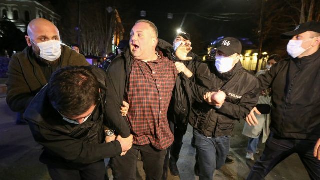 Полицейские в Тбилиси уводят задержанного