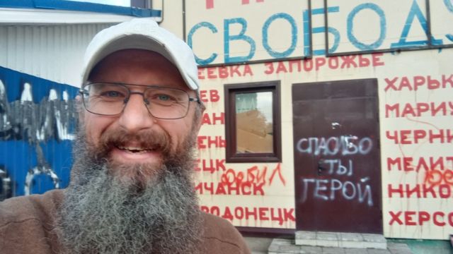 Дмитрий Скурихин на фоне своего магазина