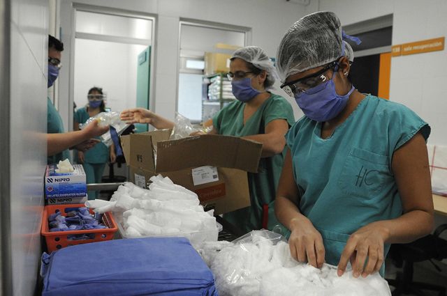 Trabajadores de la salud con suministros médicos en el Hospital Central de Mendoza
