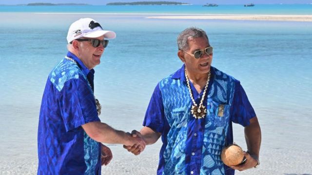 オーストラリアのアンソニー・アルバニージー首相（左）と、ツバルのカウセア・ナタノ首相（10日、クック諸島）