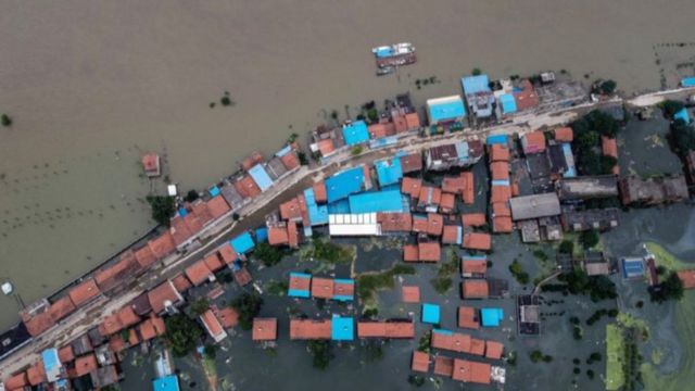 Hàng triệu người phải sơ tán và hàng ngàn lính được điều động trên toàn quốc để giúp phòng chống lũ lụt.