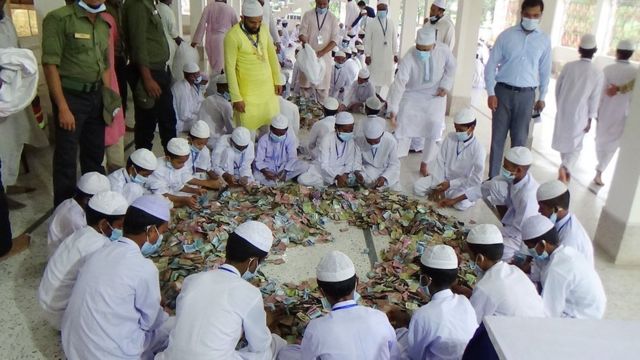 পাগলা মসজিদের টাকা গণনা চলছে