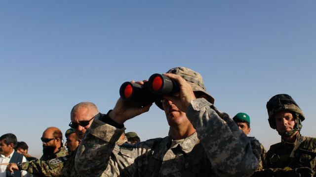 Американский военный с биноклем в Афганистане