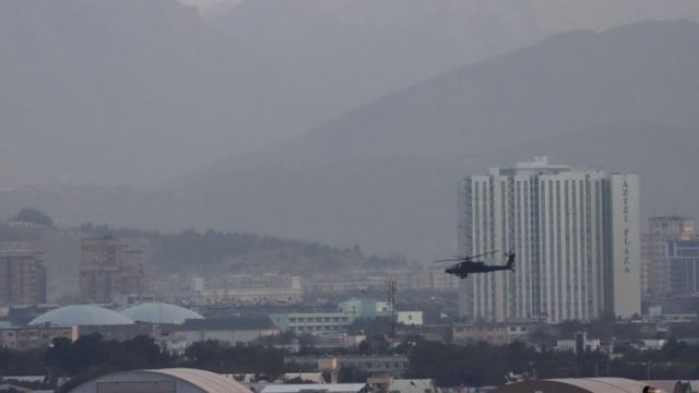 काबुल में उड़ता हुआ अमेरिकी ब्लैक हॉक हेलिकॉप्टर