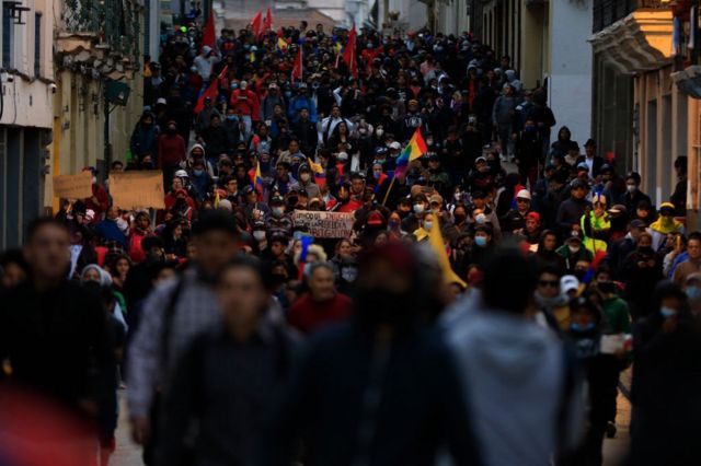 Una concurrida manifestación en Quito, Ecuador.