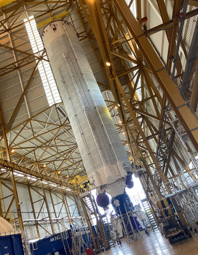 亚利安火箭的核心级在上周六被竖立了起来。(photo:BBC)