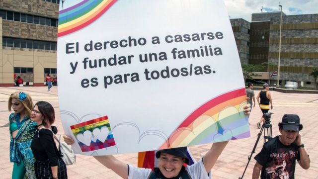Manifestante con letrero que dice: "El derecho a casarse y fundar una familia es para todos/as".