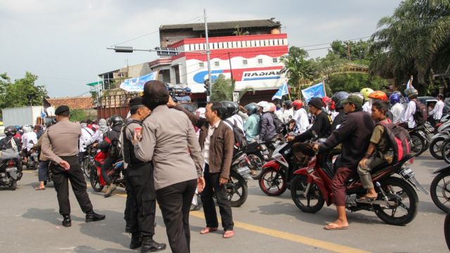 Para peserta aksi di Solo tak bisa melintas ke jalanan sekitar kediaman keluarga Preisden Joko Widodo.