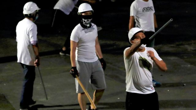 香港新界元朗南邊圍村外懷疑有份衝進港鐵元朗站毆打乘客與「反送中」示威者的白衣人（22/7/2019）