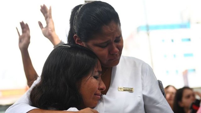Personal de salud en Venezuela lloran durante protestas frente al hospital de Caracas José Manuel de los Ríos por la muerte de varios niños con cáncer en 2019.