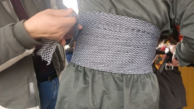 Gencin yerel kıyafetini giydiği an