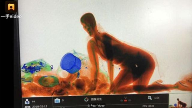 x-ray cihazına giren Çinli kadın