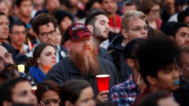 Pessoas participando de uma vigília em San Francisco em homenagem às vítimas do ataque em uma boate gay em Orlando