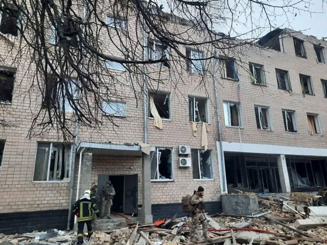تصویر منتشر شده توسط وزارت کشور اوکراین خرابی‌های ناشی از انفجار در یک مقر نظامی در کی‌یف را نشان می‌دهد