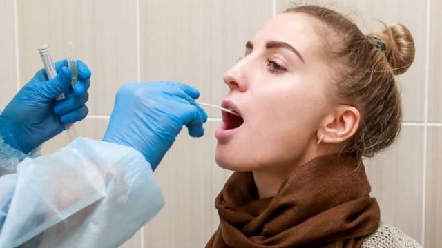 कोरोना महामारी: ब्रिटेन में अब कोरोना का टेस्ट सिर्फ़ 90 मिनट में - BBC  News हिंदी