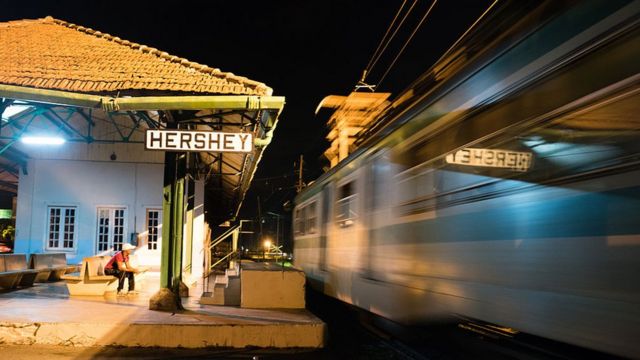 Un hombre ve el tren pasar en Hershey, Cuba.